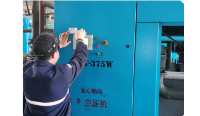 睿寂行空壓機售后服務人員現場檢查機器